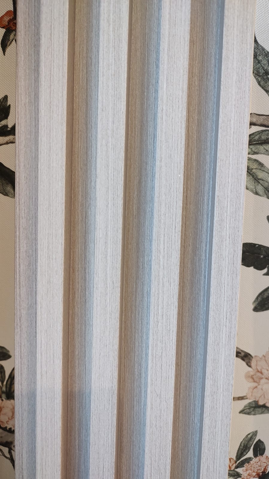 WhatsApp Image 2026-07-04 at 12.04.31 PM Panel varillado Wall panel simil madera gris claro - Imagen 1